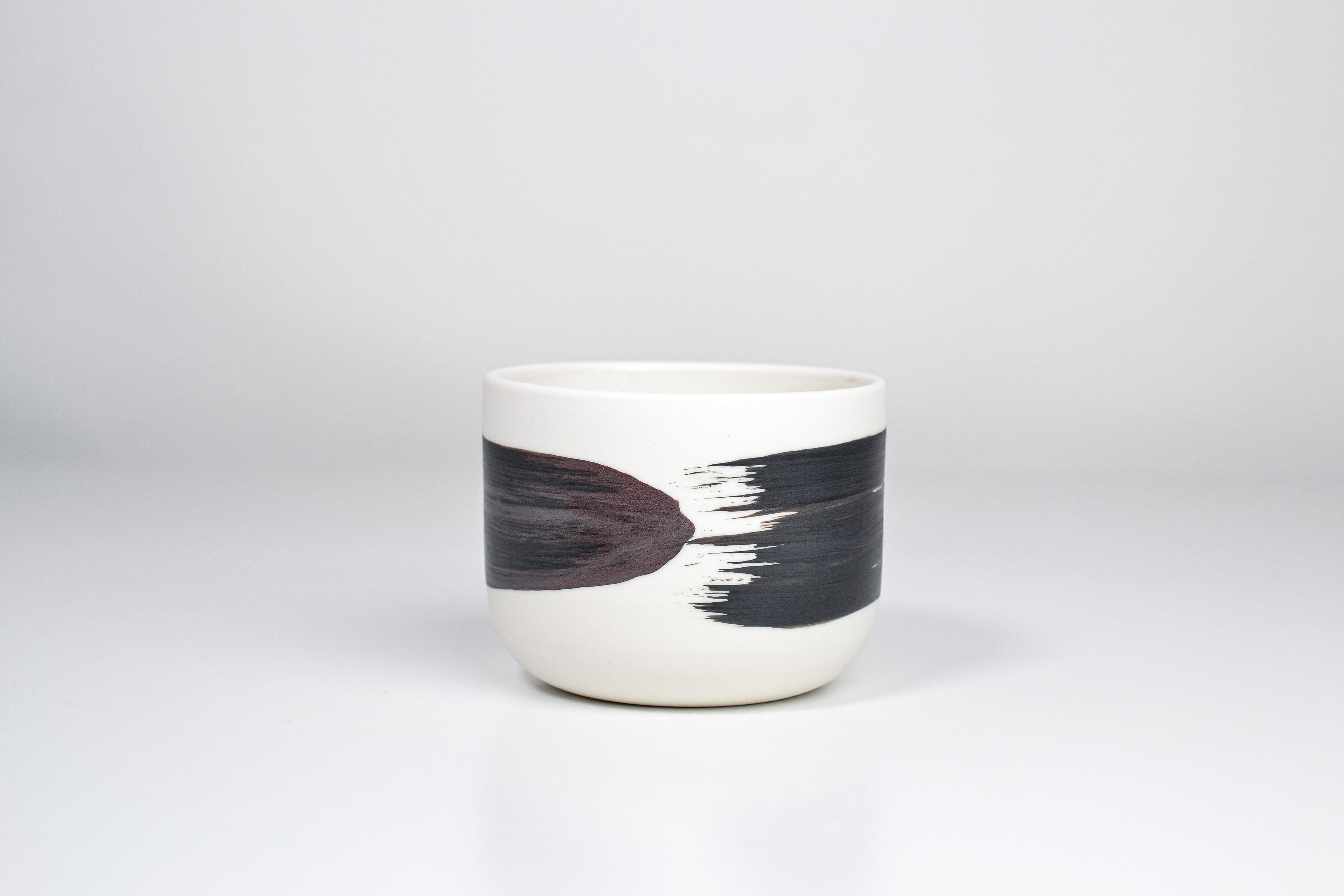 Simple cup, black with brown line, 200ml