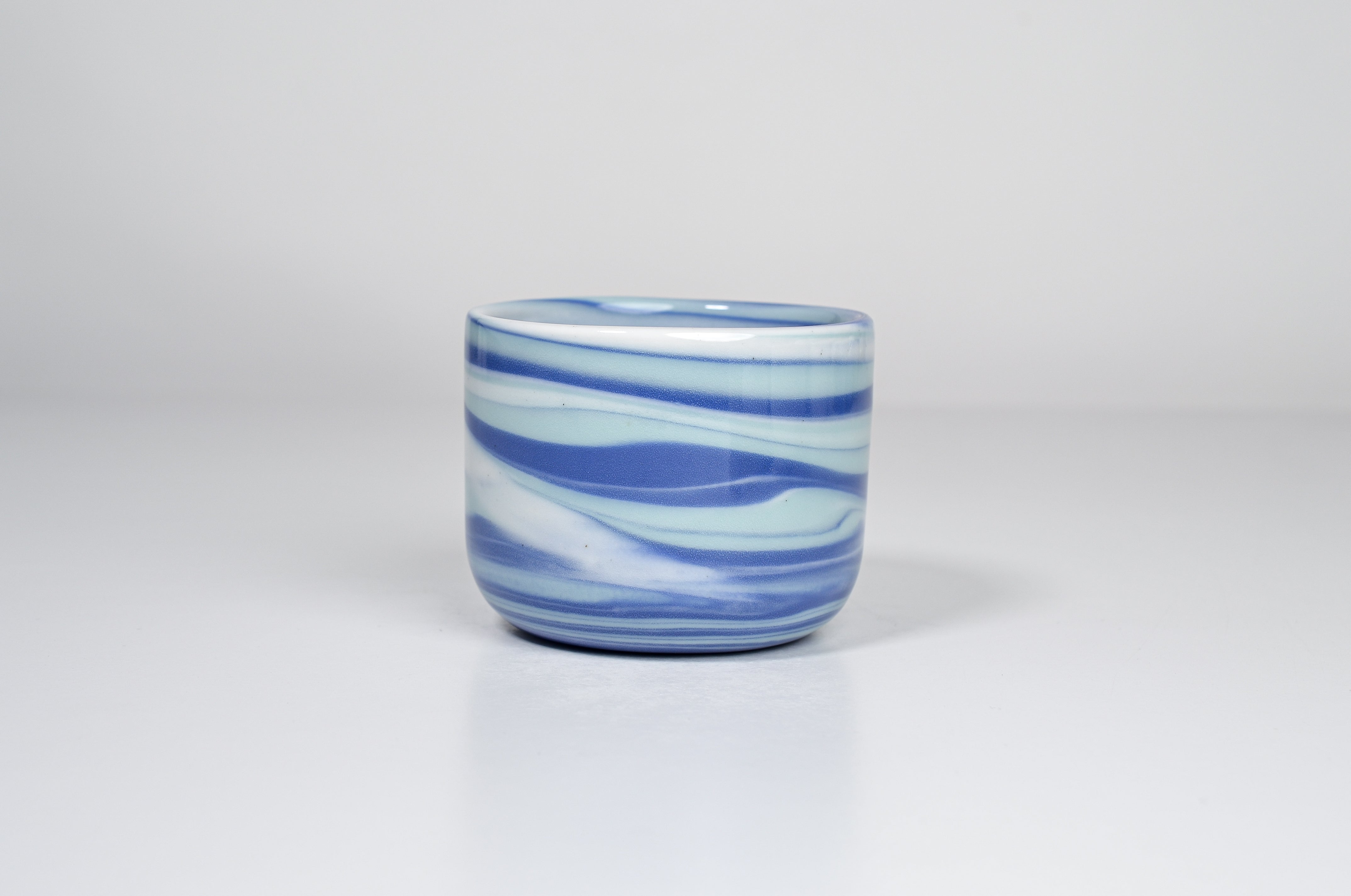 Let it flow. Porcelain cup. 190ml glossy version