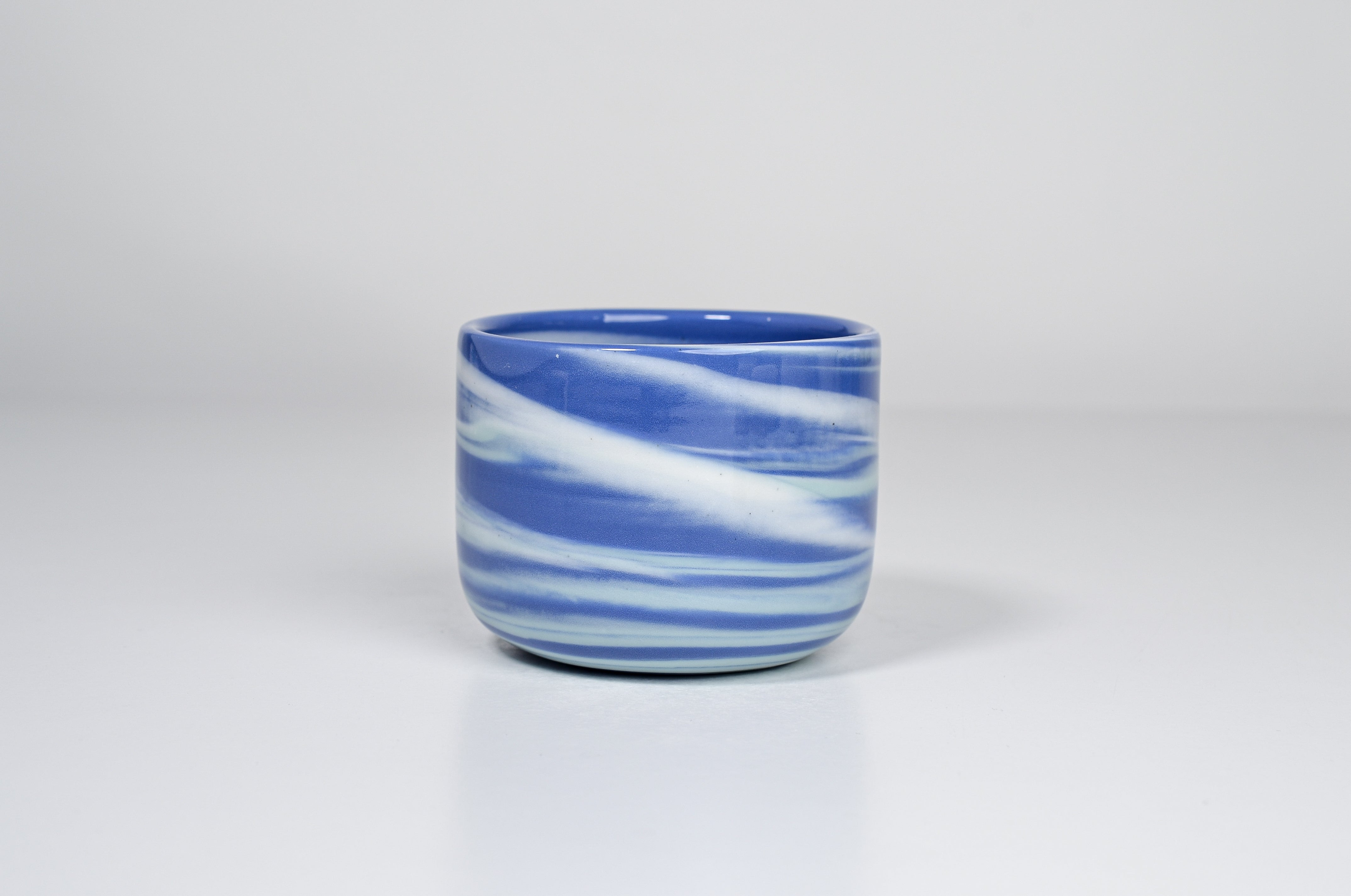 Let it flow. Porcelain cup. 190ml glossy version