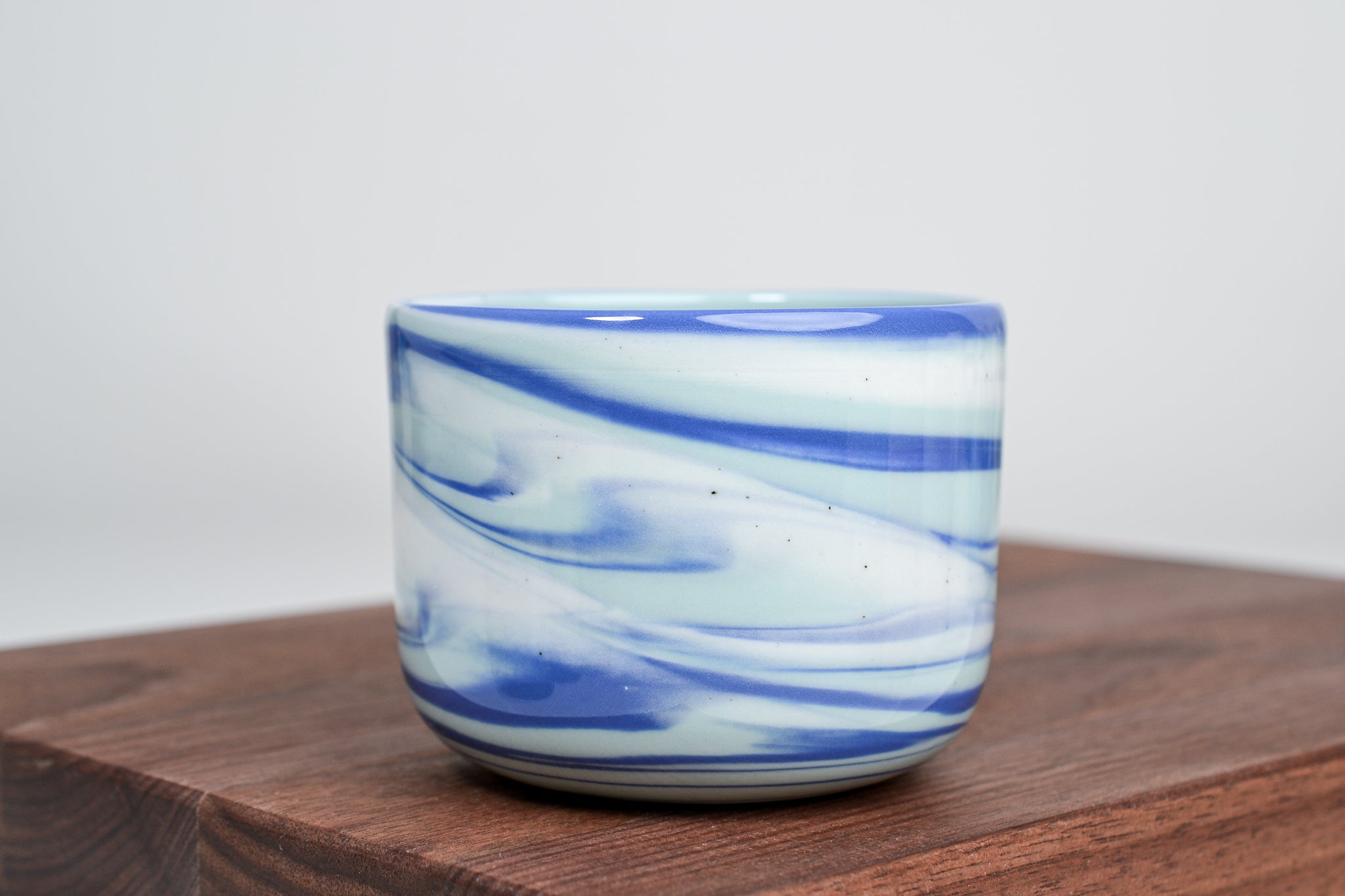 Let it flow. Porcelain cup. 190ml glossy version